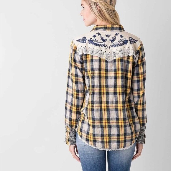 Gimmicks by BKE Plaid Flannel Lace Embroidered Distressed Button-Down Shirt Sz S - Picture 2 of 12